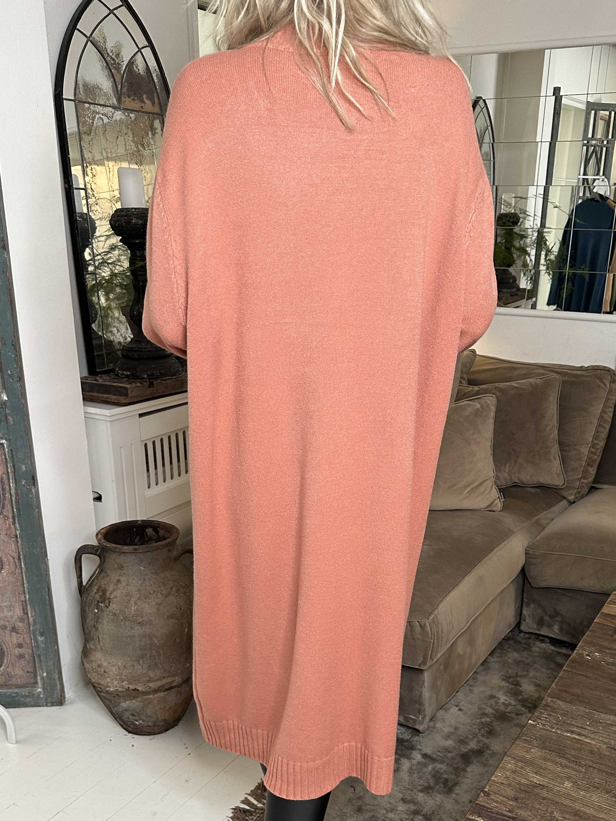 Katia - Snygg mjuk stickad klänning